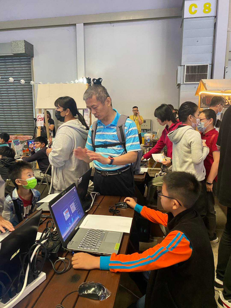 許桓光（光光老師）以開放式教學刺激孩子主動學習，希望學生先去閱讀、思考、再動手操作。（圖／翻攝自營盤國小臉書）