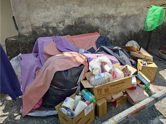 鄰居發現高雄殺人魔丟惡臭木板疑證據。（ 圖／翻攝畫面）