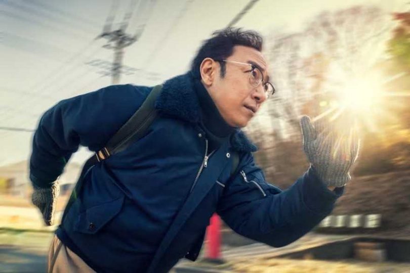 《小鎮星熱點》角田晃廣飾演平凡大叔,但其實是隱藏身份的外星人。(圖/翻攝自日網)