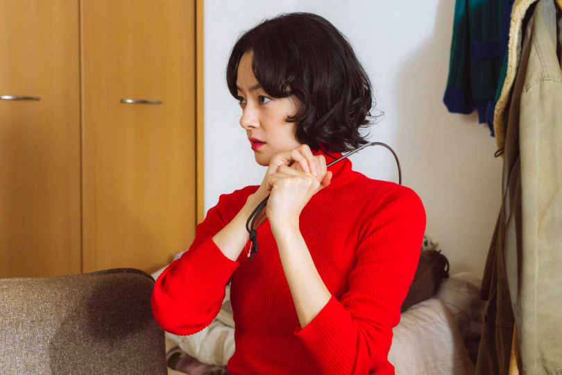 市川實日子在《小鎮星熱點》飾演平凡的40代單親媽媽。(圖/翻攝自官方X)