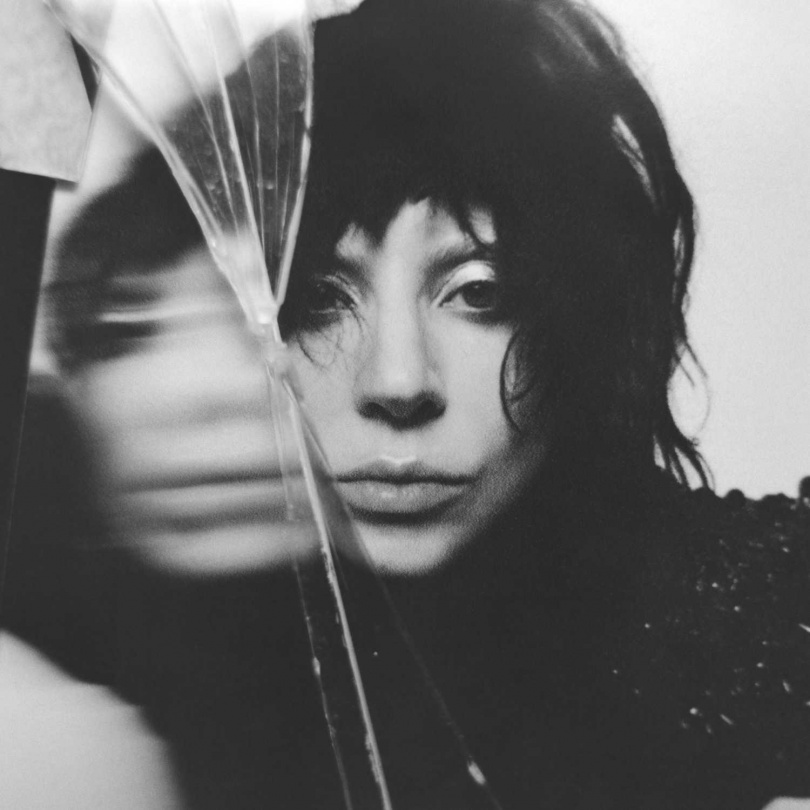 女神卡卡新專輯《狂亂》,回歸許多早期粉絲最愛的流行曲風。(圖/環球音樂提供)