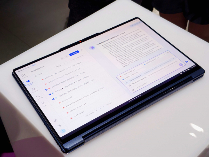 2-in-1系列最大的特徵就是可以把螢幕跟鍵盤對折。（圖／廖梓翔攝）