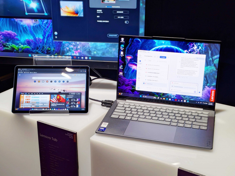 Lenovo Tab（左）可以做為筆電的外接螢幕使用。（圖／廖梓翔攝）