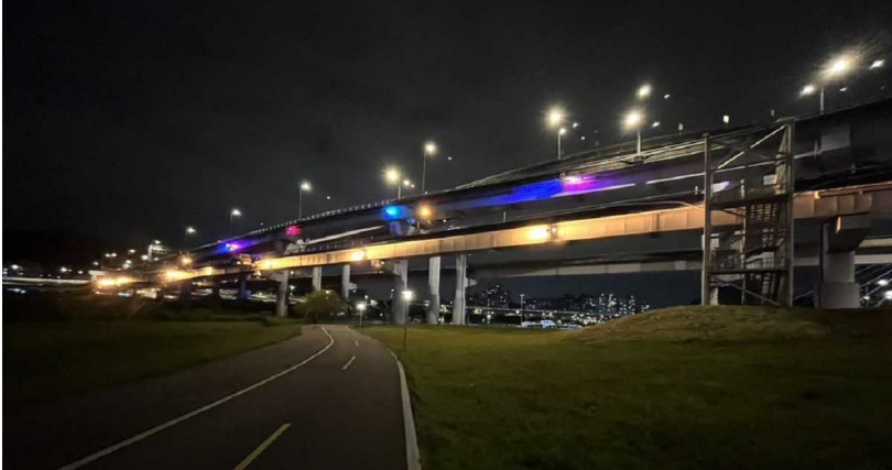 新店中安大橋光雕燈具鬆脫且已屆使用期限，養工處將於4月21日至5月15日期間進行拆卸工程。（圖／新北市工務局提供）