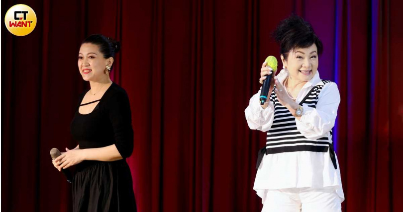 新住民孫賀學習演唱台語歌，劉美玲則帶來多首經典歌曲。（圖／侯世駿攝）