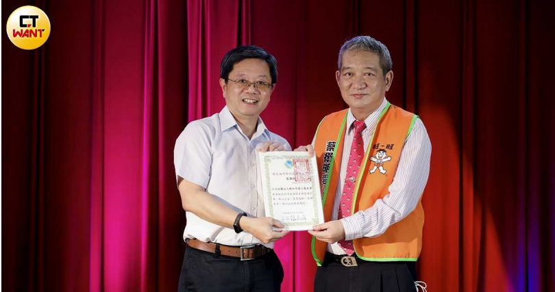 北區老人之家主任陳立庚頒獎給蔡衍明愛心基金會主任周哲仁。（圖／侯世駿攝）