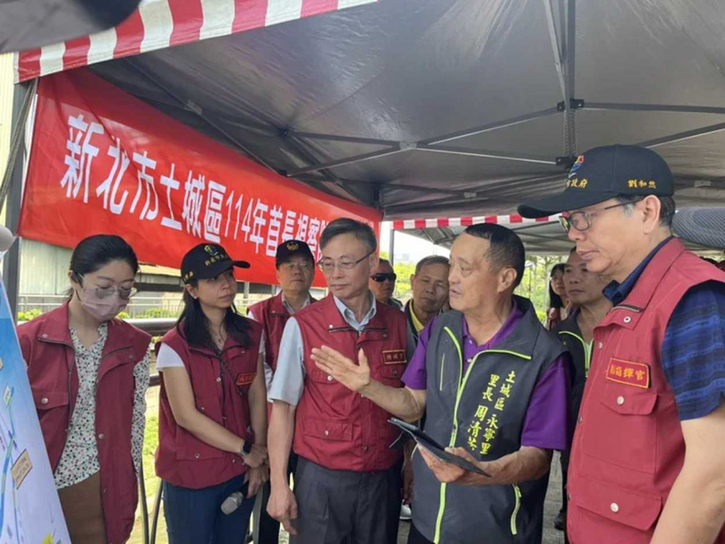 新北市副市長劉和然（右）等人視察市內土城永寧里大安圳水門分流效果。（圖／翻攝自土城區公所媒體群組）
