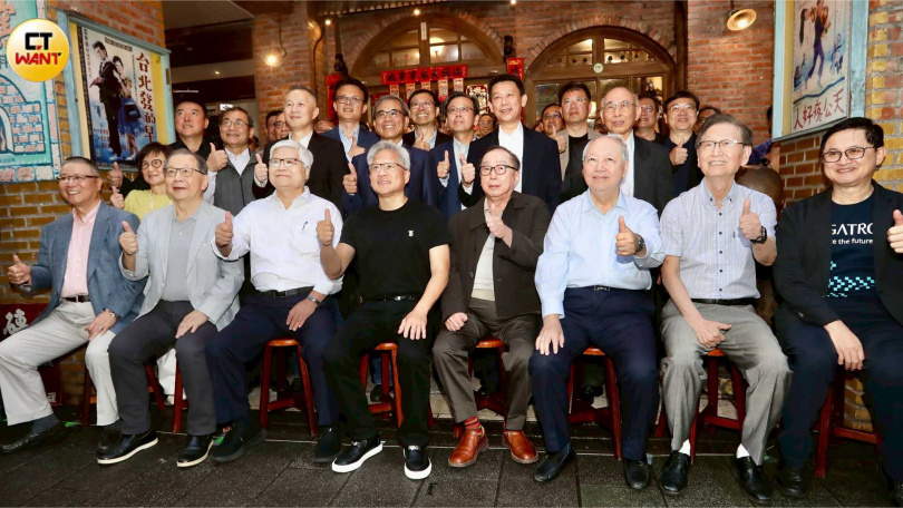 黃仁勳宴請科技鏈大老,並於餐廳外合照。(圖/方萬民攝)