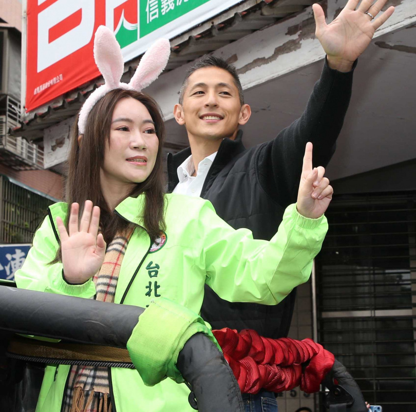 台北市議員陳怡君在2023年立委補選時，陪民進黨候選人吳怡農掃街拜票，當時她叼唸就算面臨逆風選戰，也全力為黨推的候選人輔選，但反對黨中央禮讓黨外的林亮君參選。（圖／報系資料照）