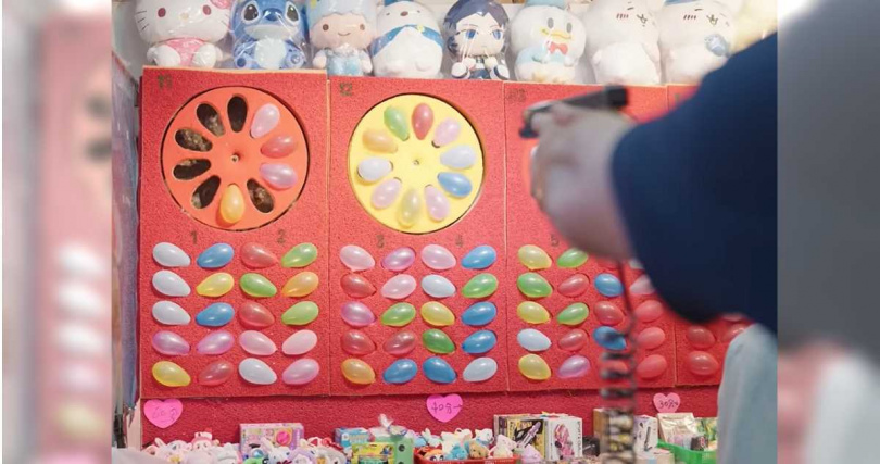 蕭恩到饒河夜市品嚐在地美食，也體驗了夜市的空氣槍射氣球。（圖／擷取自Shawn Ryan YT頻道）