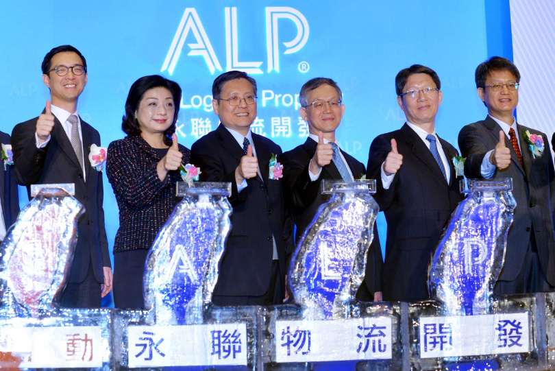 國泰金控十多年布局多角化事業經營，2014年3月由國泰人壽與永聯建設成立的物流地產開發公司「永聯物流開發」，啟動全台物流園區的全面建設工作。左為國泰金控資深副總經理蔡宗翰。（圖／報系資料）