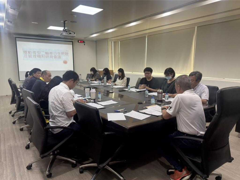 為解決陸客騎車亂象，金門縣政府召開「縣內電動微型二輪車衍生問題及管理機制研商會議」，跨部門邀集相關單位共同研擬改善對策與具體管理措施。(圖／金門縣政府提供)