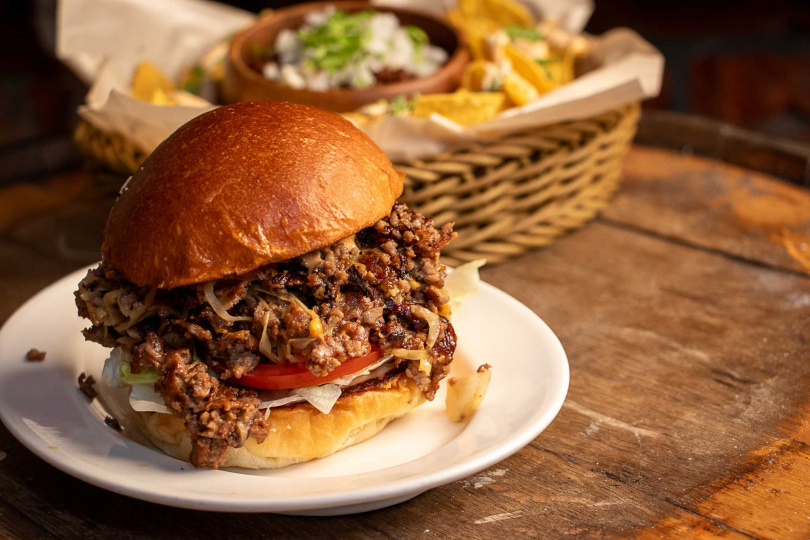 臺虎臺中8週年慶推出「Chopped Cheese 漢堡」。（300元，圖／臺虎精釀提供）