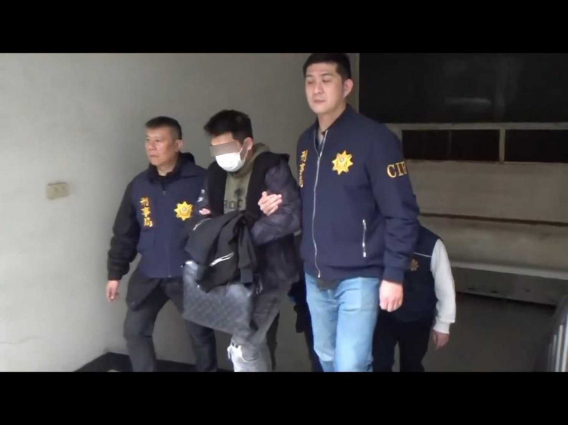 警方逮獲竹聯幫戰堂成員翁姓男子。(圖/翻攝畫面)