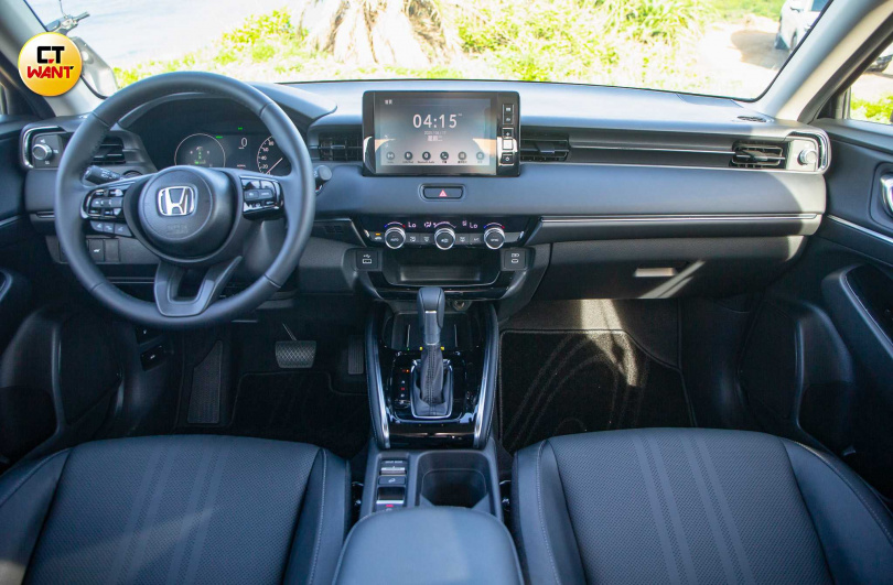 內裝延續Honda一貫的「以人為本」設計哲學，車內採用大量軟質包覆，車室空間寬敞舒適。（圖╱黃威彬攝）