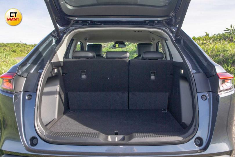 行李廂容積為 437公升。後座採用ULTRA SEAT多功能座椅設計，傾倒後可完全平整，且行李廂縱深長度達190公分。（圖╱黃威彬攝）