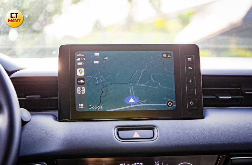 中控台標配7吋TFT彩色液晶螢幕，整合導航、多媒體與車輛資訊功能。（圖╱黃威彬攝）