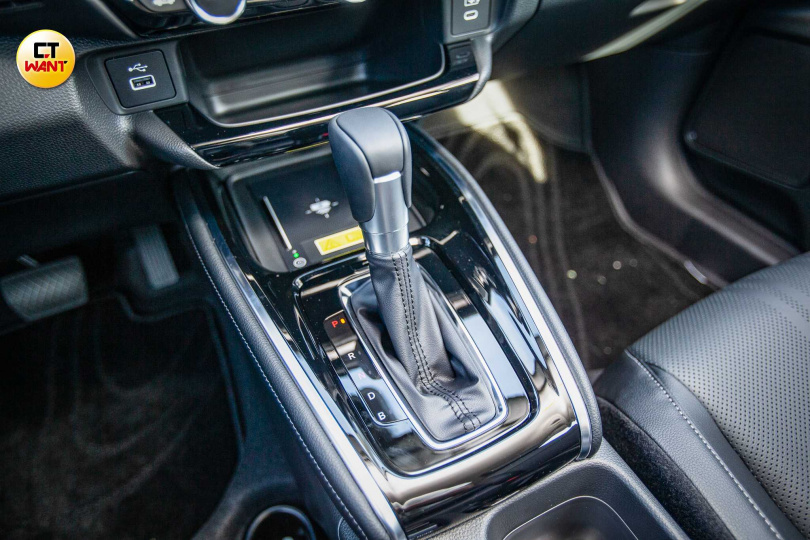 使用電子無段變速系統，動力輸出平順，油電系統切換流暢，平均油耗達23.5km/L。（圖╱黃威彬攝）