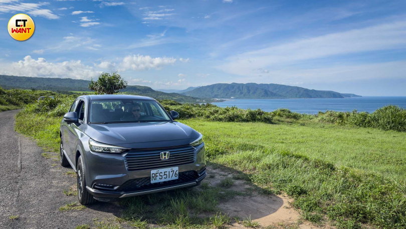 方向盤轉向反饋明確，操控靈敏，即使在山路彎道中也能保持高度的穩定性。（圖╱黃威彬攝）