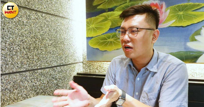 理財達人寶可孟表示，他與家人在使用信用卡消費上，集中在可累積航空里程的信用卡。（圖／趙世勳攝）