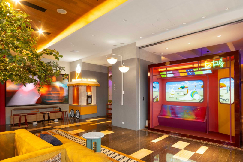 充滿活力的開放式大廳打造社群話題熱點。（圖／Two Tails Hotel Luzhou提供）