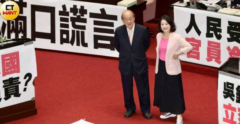 王世堅要求柯建銘為大罷免大失敗負責，吳思瑤（右）反嗆「失敗並不可恥，投降才可怕！」（圖／方萬民攝）