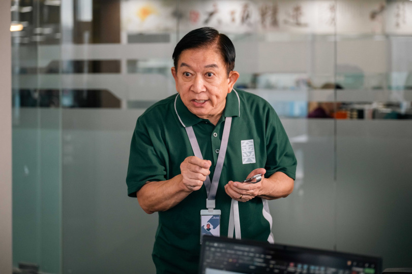 《AI拼才會贏》程旭輝拍戲時，救護車在旁待命。（圖／華映提供）