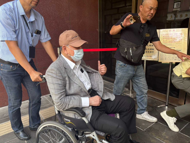 沈慶京透過手勢向媒體表示身體狀況已經稍有好轉。（圖／翁靖祐攝）