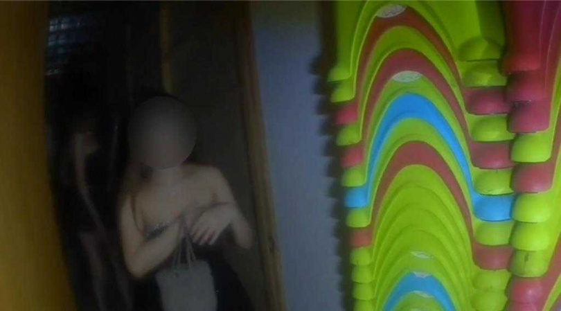 黃賭毒是黑幫重要金流命脈,桃園警察分局執行雷霆除暴專案,鎖定轄內KTV、酒店、移工舞廳等易滋事場所進行綿密臨檢查察。15日到中山東路某視聽歌唱城臨檢,發現21名持觀光簽證年輕泰國女子躲在暗門內,全案移請相關單位裁處。(翻攝照片)