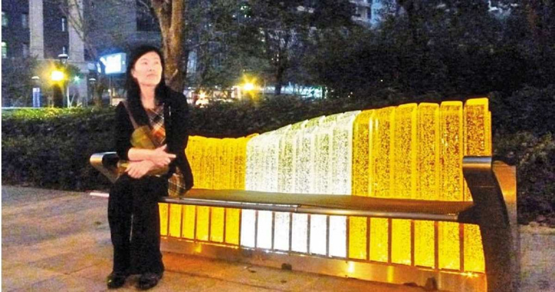 設計師陳姿文雖曾遇過「代辦」黑箱狀況，但她仍樂觀面對。她鼓勵年輕藝術家不要因為擔心黑箱問題就卻步，公共藝術市場龐大，只要努力就有機會。圖為陳姿文與她所設計的「看我」、「聽我」公共藝術作品。（圖／報系資料照）