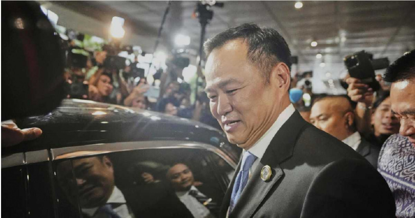 泰國政壇自貝東塔遭解除總理職務後動盪不斷，最終由保守派取得主導權。