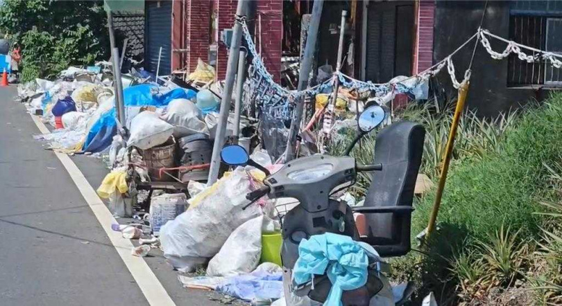 屏東縣內埔鄉73歲潘姓老翁從事資源回收4、50年，今年初因雙腳不良於行而停止回收工作，不料民眾竟亂丟垃圾、雜物至其住處，導致潘翁獨居的透天厝變成「米奇屋」。（圖／民眾提供）