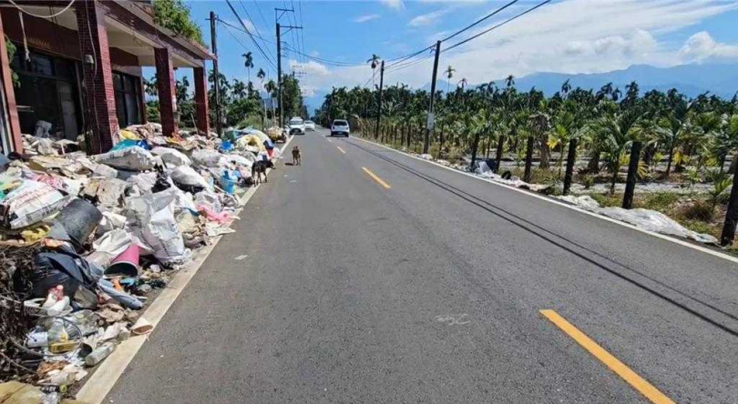 屏東縣內埔鄉73歲潘姓老翁從事資源回收4、50年，今年初因雙腳不良於行而停止回收工作，不料民眾竟亂丟垃圾、雜物至其住處，導致潘翁獨居的透天厝變成「米奇屋」。（圖／民眾提供）