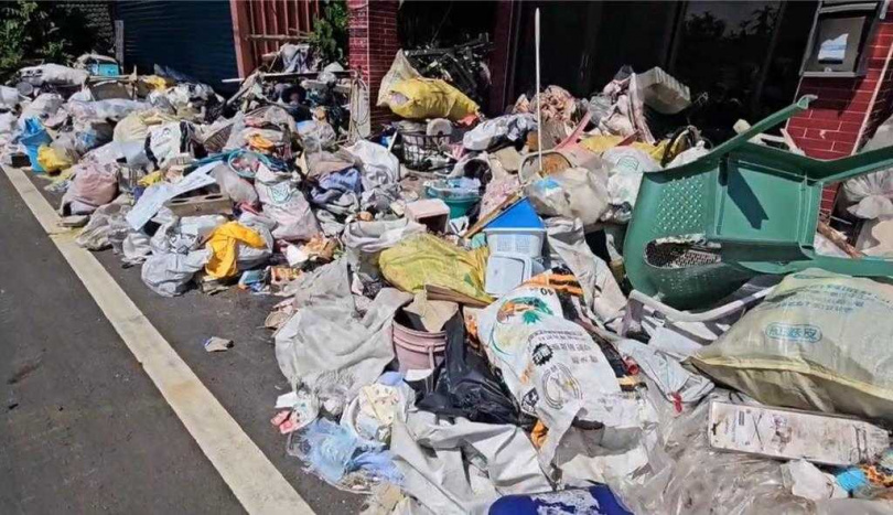 屏東縣內埔鄉73歲潘姓老翁從事資源回收4、50年，今年初因雙腳不良於行而停止回收工作，不料民眾竟亂丟垃圾、雜物至其住處，導致潘翁獨居的透天厝變成「米奇屋」。（圖／民眾提供）