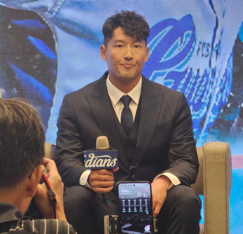 林哲瑄在引退記者會上數度哽咽，未來要傳承經驗給學弟，幫助學弟成長。（圖／中國時報陳筱琳攝）