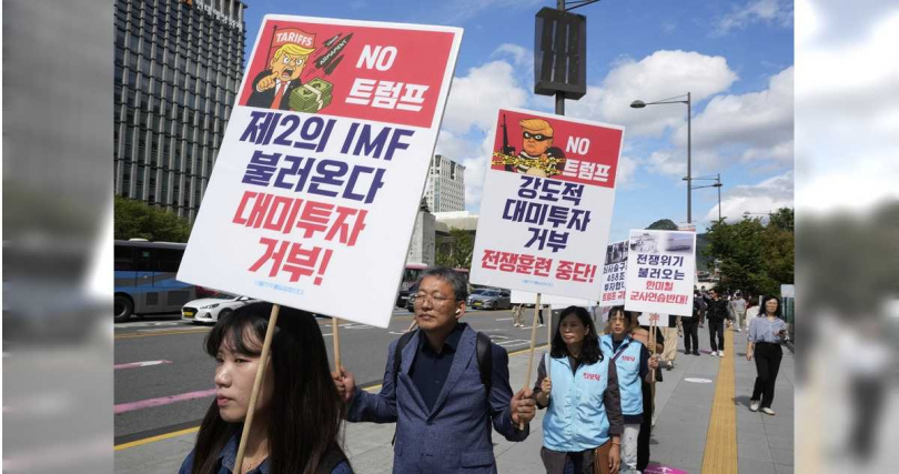 南韓抗議民眾9月18日在美國駐韓國首爾大使館附近舉行集會，抗議美國在喬治亞州突擊檢查南韓工人等情事。民眾的立牌上寫著，「拒絕對美投資！」（圖／達志／美聯社）