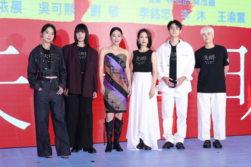 周美豫導演率領林依晨、吳可熙、劉敬、李沐、王渝萱宣傳造勢。（圖／楊澍攝）