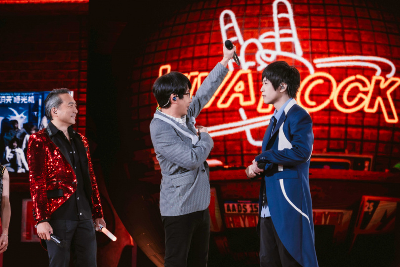 圖二：冠佑吃臭豆腐，阿信靠近聞味道。（圖／相信音樂提供）