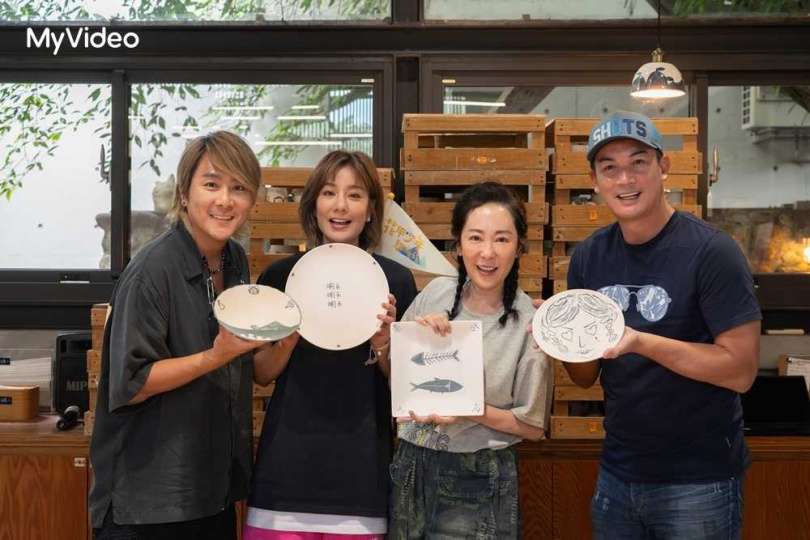 王仁甫（左）最喜歡莎莎（左2）安排的青花瓷彩繪行程。（圖／台灣大哥大MyVideo提供）