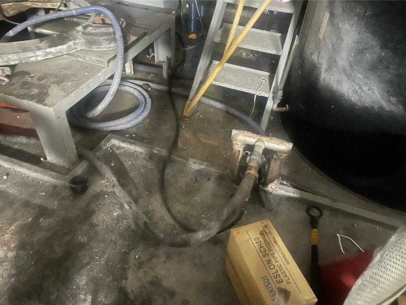 彰化線西鄉一間工廠今日下午發生工安意外，男子不明原因倒臥在作業區脫水機具旁。（圖／民眾提供）