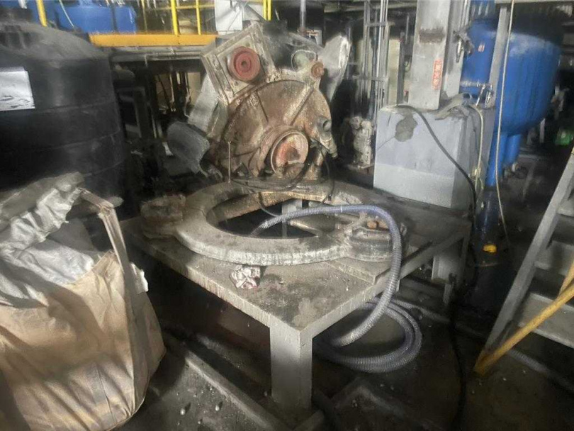 彰化線西鄉一間工廠今日下午發生工安意外，男子不明原因倒臥在作業區脫水機具旁。（圖／民眾提供）