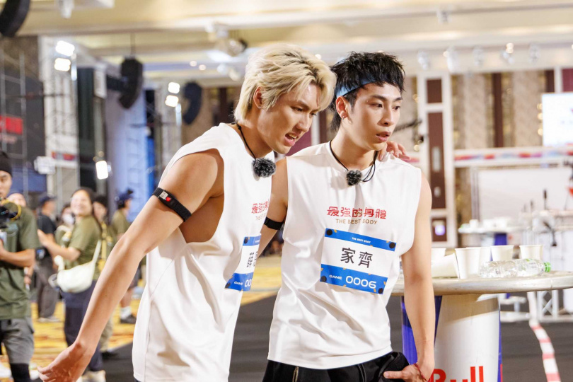 偶像男團C.T.O的薛恩與FEniX的曹家齊（右），兩人是高中學長學弟，現場聚集眾多粉絲為他們應援。（圖／好看娛樂提供）