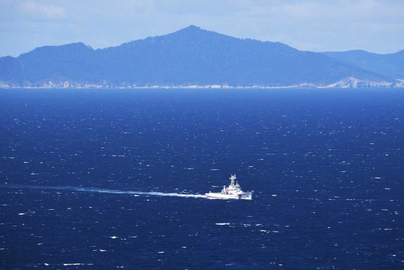中國海警船於11月16日上午進入釣魚台（尖閣諸島）南小島周邊海域，日方巡邏船發出退去警告。