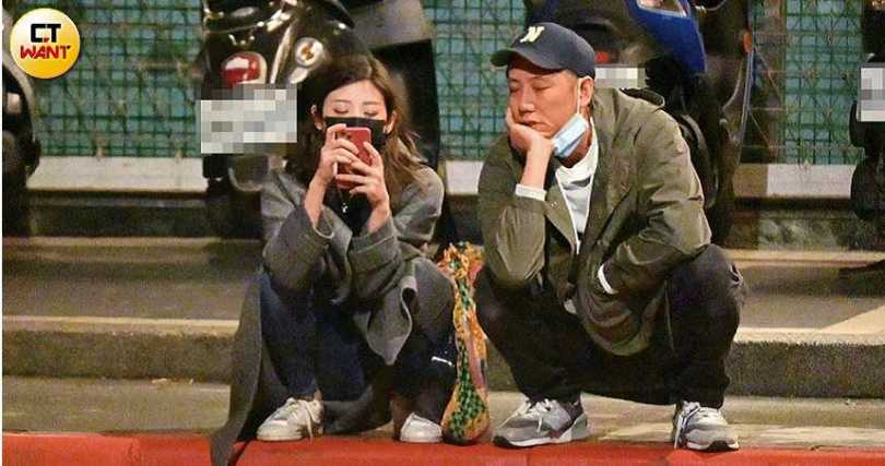 林逸欣和另一半Tony曾一起在馬路旁以「亞洲蹲」姿勢滑著手機。（圖／本刊攝影組）