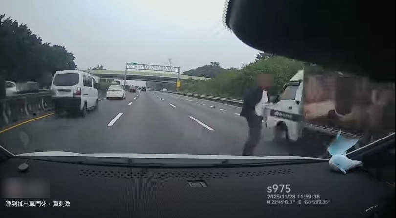掉出車外的駕駛自行起身，看起來無大礙。（圖／翻攝臉書／爆料公社）