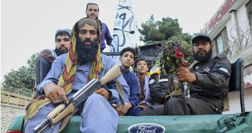 年僅13歲的男童被迫在大庭廣眾下執行死刑,畫面震撼全球。