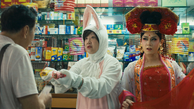 《好孩子》用可愛幽默的方式描述變裝皇后阿好和他失智媽媽的奇幻生活之旅。（圖／甲上提供）