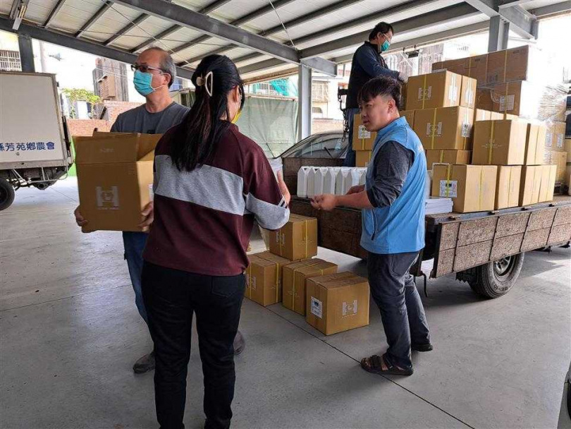 彰化縣政府於芳苑鄉農會發放消毒水。(圖/翻攝自彰化縣政府官網)