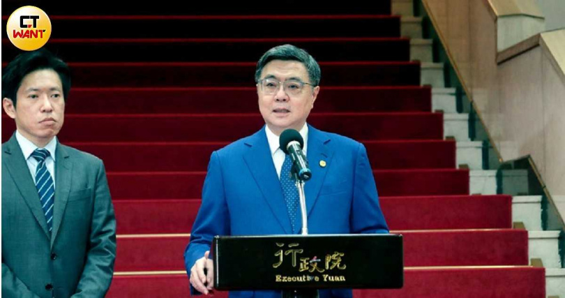 閣揆卓榮泰(中)曾為提名中選會委員晚了表達歉意,左為行政院秘書長張惇涵。(圖/周志龍攝)