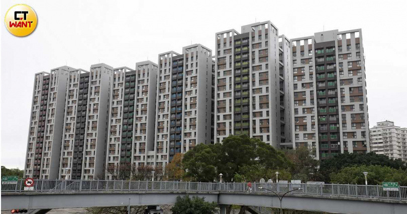 林口社宅聚落超過30棟建築是全台最大的社宅集合體，但DB（右起第二棟）棟84戶閒置多年，看在苦苦排隊等入厝的候補者眼中實在諷刺。（圖／方萬民攝）